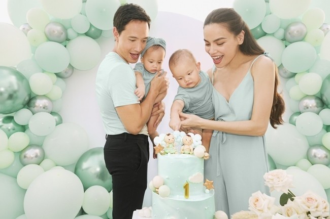 Hai bé Lisa - Leon nhà  Kim Lý và Hồ Ngọc Hà sinh ngày 4/11/2020. Cả 2 hiện là những em bé hot nhất nhì showbiz Việt khi sở hữu kênh riêng với lượng người xem đông đảo trên mạng xã hội. Cả gia đình mới thực hiện bộ ảnh kỷ niệm sinh nhật đầu tiên của cặp song sinh.