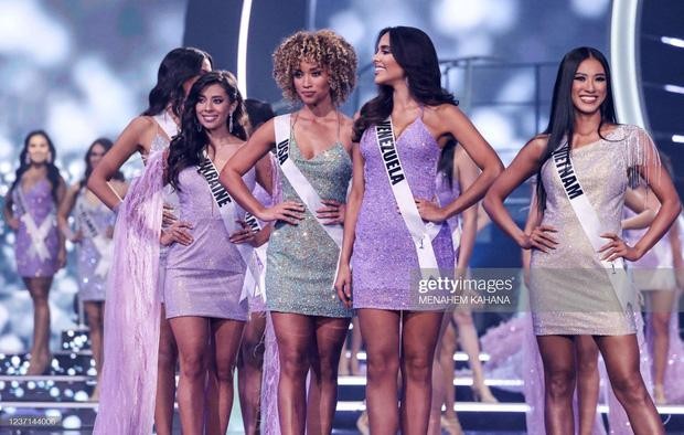 Rạng sáng ngày 11/12, đêm bán kết  Miss Universe 2021 đã diễn ra tại Israel với sự tham dự của hơn 80 cô gái đến từ các quốc gia, vùng lãnh thổ trên toàn thế giới. Các thí sinh trải qua đêm thi với hai phần thi trang phục dạ hội, trang phục áo tắm, để ban giám khảo quyết định chọn ra Top 14 chung cuộc và 2 thí sinh có lượt bình chọn cao nhất.