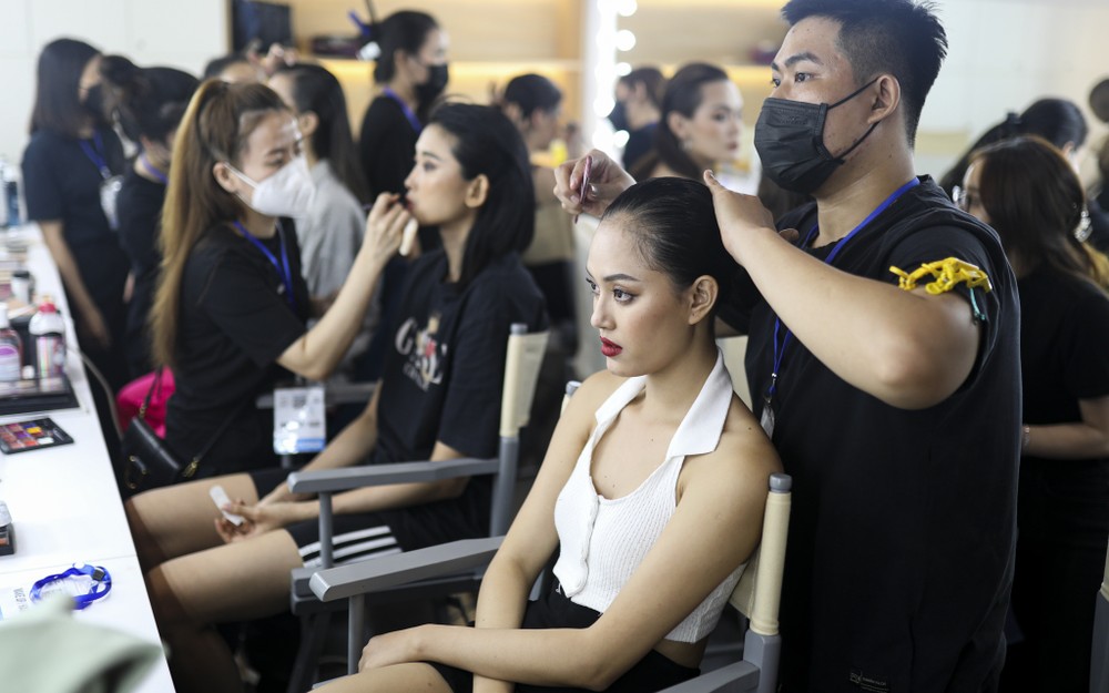 Tối 22/12, ngày trình diễn thứ hai thuộc khuôn khổ Vietnam International Fashion Week 2021 -  Tuần lễ Thời trang Việt Nam 2021 diễn ra tại Capital Studio (quận 3, TPHCM). Tương tự ngày khai mạc, các người mẫu phải có mặt từ sớm để thực hiện thủ tục kiểm tra COVID-19, duyệt sân khấu và phúc khảo trang phục, trang điểm, làm tóc...