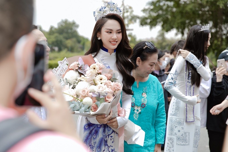 Mới đây, đương kim Miss World Vietnam 2022 Huỳnh Nguyễn Mai Phương đã có chuyến trở về quê nhà Đồng Nai.  Hoa hậu Mai Phương xuất hiện xinh đẹp với chiếc áo dài trắng truyền thống có điểm nhấn là các đường nét lấy hình ảnh từ những hoạ tiết trên bình gốm sứ.