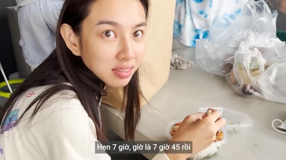 Mới đây,  Thùy Tiên chia sẻ vlog 1 ngày làm việc năng suất cùng ê-kíp tại studio. Ngoài thần thái chuyên nghiệp khi chụp hình, cô cũng "tố khéo" ê-kíp chuyên "dìm hàng" mình một cách siêu đáng yêu. Thùy Tiên để lộ luôn gương mặt mộc vẫn còn ngái ngủ trong ống kính của ê-kíp.