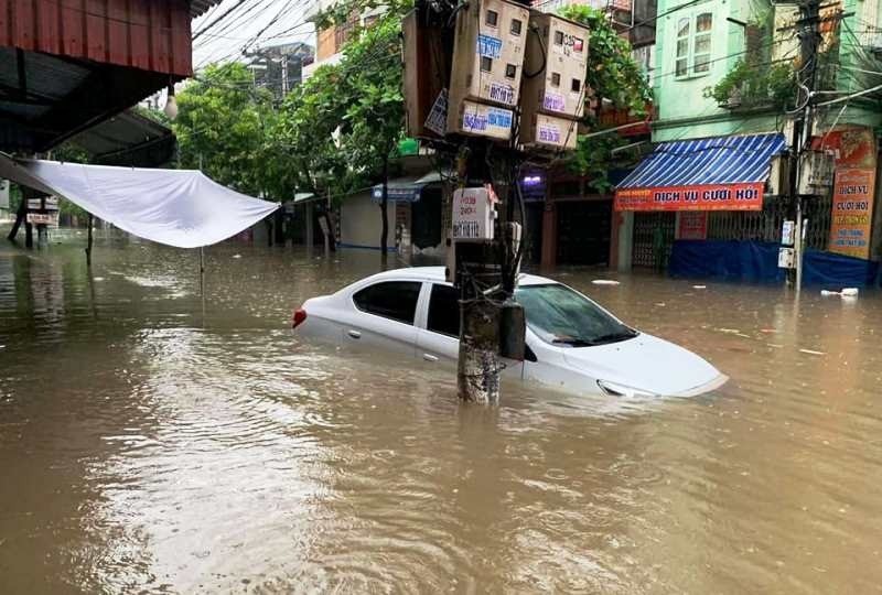 Theo ghi nhận, các phố chính tại thành phố Nam Định như: Lê Hồng Phong, Trần Hưng Đạo, Quang Trung, Hai Bà Trưng, Bà Triệu... đều bị ngập sâu. Ngập nặng nề nhất phải kể đến tuyến đường Đông A và khu vực vùng trũng như Máy Tơ, Phan Đình Phùng, Hàng Thao, Máy Chai... Có những tuyến phố ngập sâu đến 80cm. Nước  mưa ngập đến nửa thân xe ô tô ở đường Tô Hiệu, thành phố Nam Định (Ảnh: CTV).