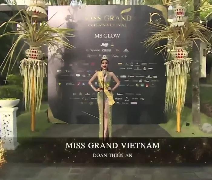 Chiều 7/10, các thí sinh Miss Grand International 2022 đã có mặt tại bờ biển Seminyak thuộc Bali, Indonesia và tham dự các hoạt động tại nơi đây. Dàn thí sinh thay nhau diện váy đầm lộng lẫy cùng với vẻ ngoài tươi tắn. Theo đó, Hoa hậu Hòa bình của các nước đội vương miện và có màn hô tên đầy tự hào.