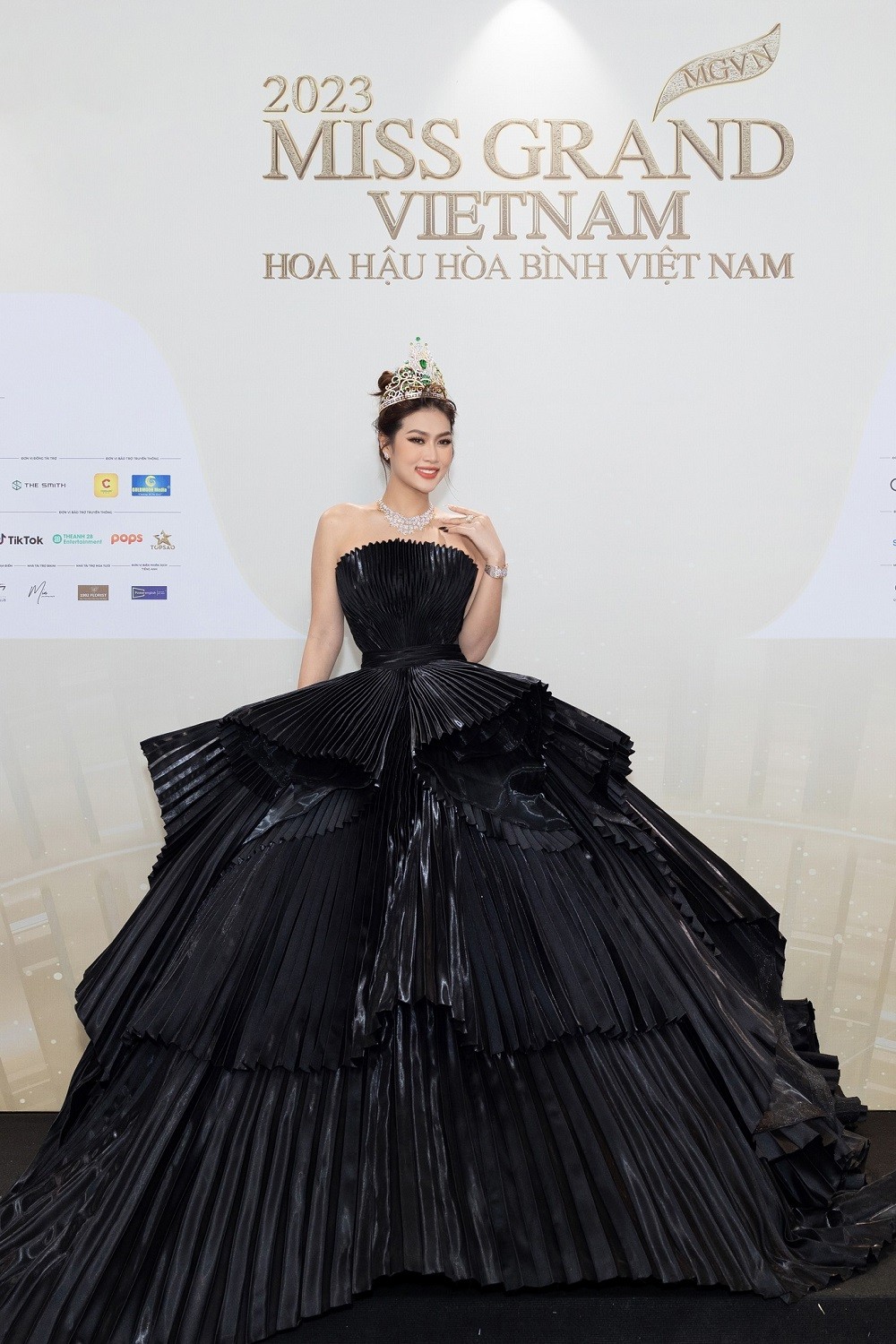 Hoa hậu Đoàn Thiên Ân trở thành tâm điểm chú ý trên thảm đỏ đêm chung kết  Miss Grand Vietnam 2023 - Hoa hậu Hòa bình Việt Nam 2023. Đương kim hoa hậu diện đầm đen lộng lẫy. Trong đêm nay, Thiên Ân sẽ trao vương miện cho người kế nhiệm, kết thúc một năm nhiệm kỳ hoa hậu.