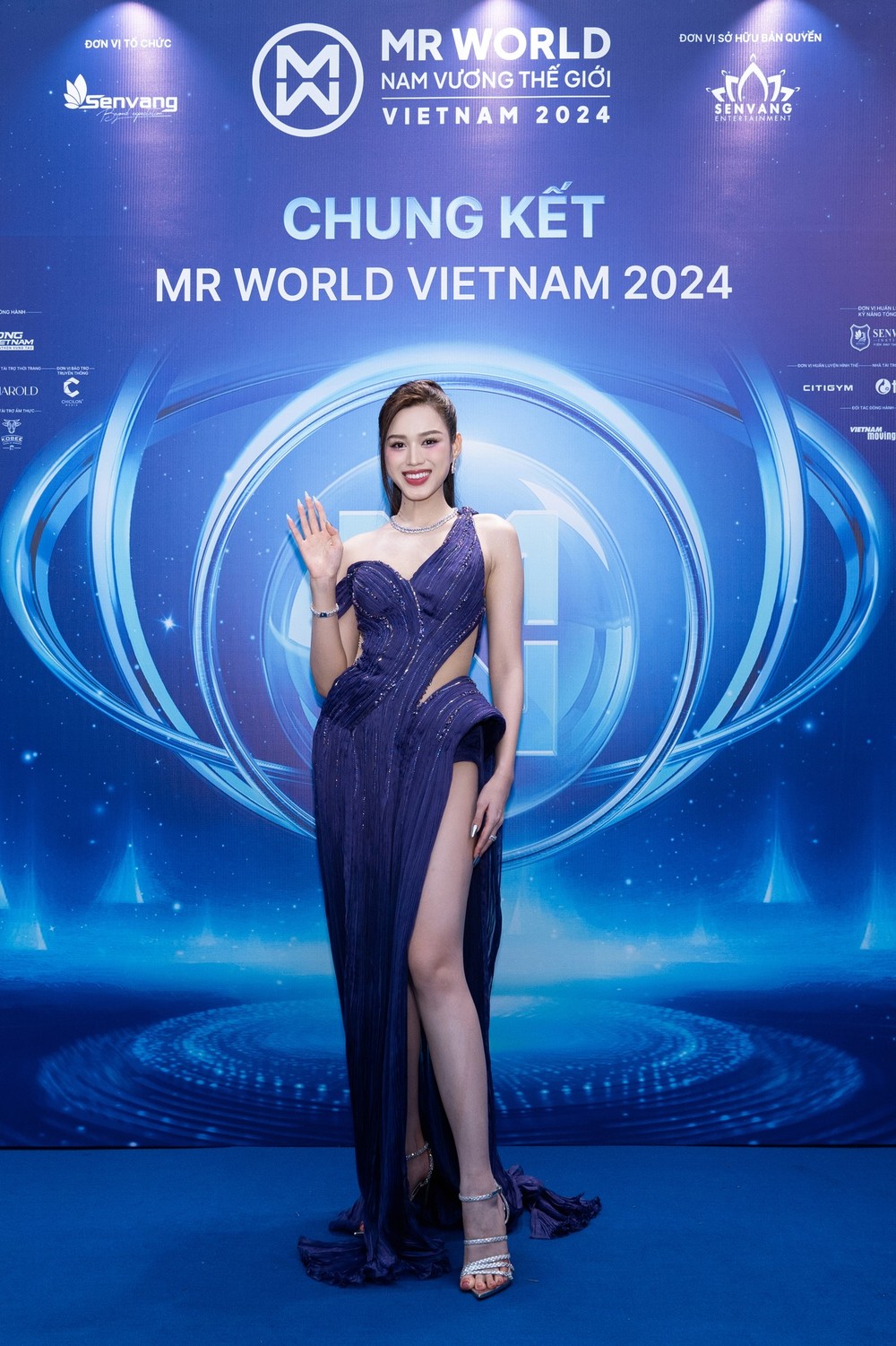 Xuất hiện trên thảm đỏ chung kết  Mr World Vietnam 2024, Hoa hậu Đỗ Thị Hà chọn thiết kế gợi cảm, khoe khéo đôi chân dài nuột nà.