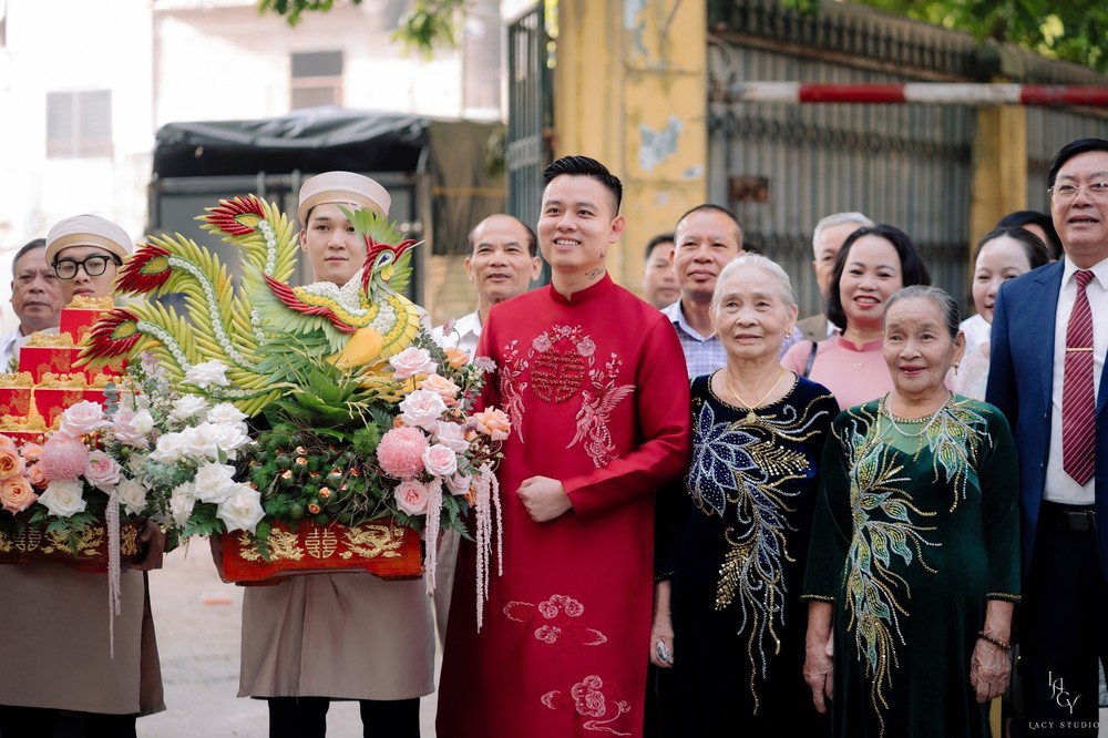 Sau màn cầu hôn lãng mạn tại Thuỵ Sĩ,  diễn viên Bích Thủy (biệt danh Thủy Bi) và doanh nhân Thành Nam chính thức về chung một nhà. Cặp đôi tổ chức lễ gia tiên tại nhà riêng ở Hà Nội sáng 5/10, với sự chúc phúc của hai bên gia đình và bạn bè thân thiết.