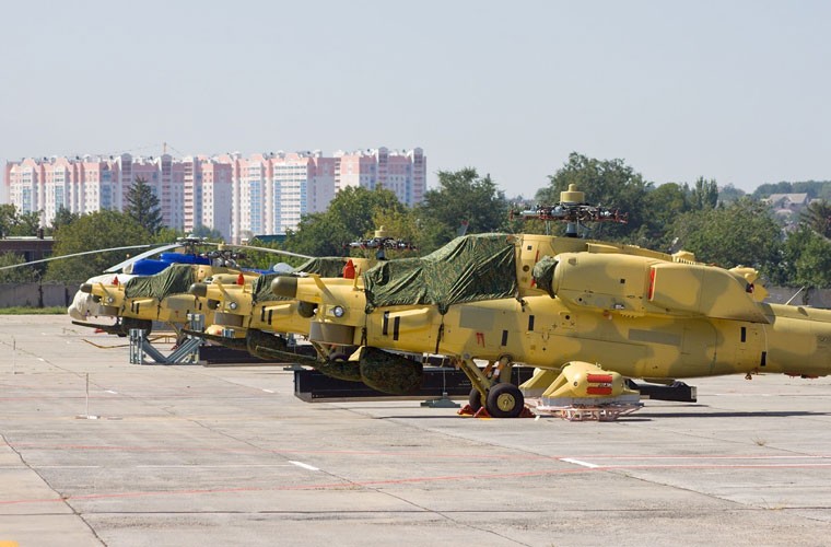 Những chiếc Mi-28NE trong ảnh được tháo toàn bộ cánh quạt chính, cánh quạt đuôi, giá treo vũ khí, che bạt mũi và động cơ. Có thể việc này là nhằm chuẩn bị cho việc đưa máy bay lên vận tải cơ chuyên dụng An-124 lên đường tới Iraq.