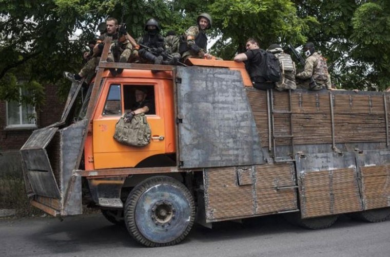 Do thiếu thốn về phương tiện cơ giới, “trong cái khó ló cái khôn”, phe ly khai miền đông Ukraine đã cải tiến nhiều loại xe vận tải mang thêm tấm giáp bảo vệ tự chế làm phương tiện chở quân chiến trường hoặc “lô cốt” di động. Vô hình chung, sự cải tiến này đã tạo ra những loại xe kỳ quái.