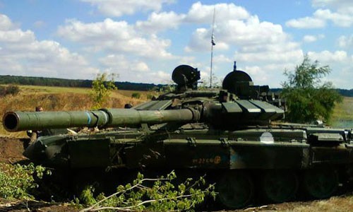 Xem xét xác xe tăng T-72 của quân ly khai Ukraine