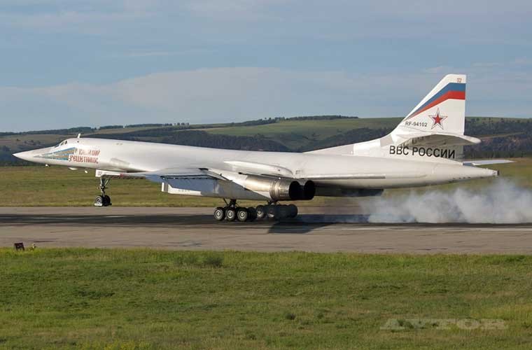 Hiện Không quân Nga duy trì 16 oanh tạc cơ Tu-160 biên chế cho Trung đoàn cận vệ 121 ở Engels/Saratov. Tất cả 16 chiếc đầu được đặt các tên riêng theo các phi công, nhà sáng chế máy bay... Đầu tiên chiếc Tu-160 số hiệu 02 Vasily Reshetnikov.