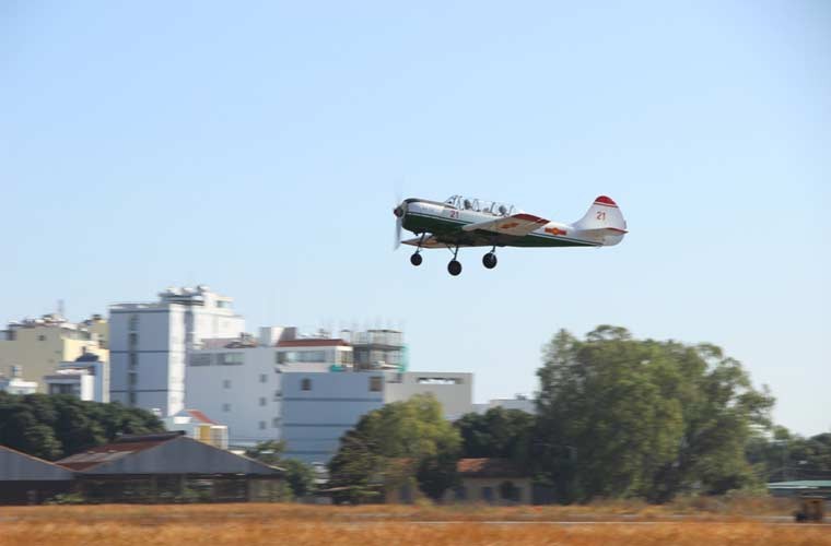 Máy bay huấn luyện cơ bản Yak-52 của Trung đoàn 920 – Trường Sĩ quan Không quân thực hiện chuyến bay khai xuân là một trong những ảnh quân sự Việt Nam ấn tượng tuần qua.