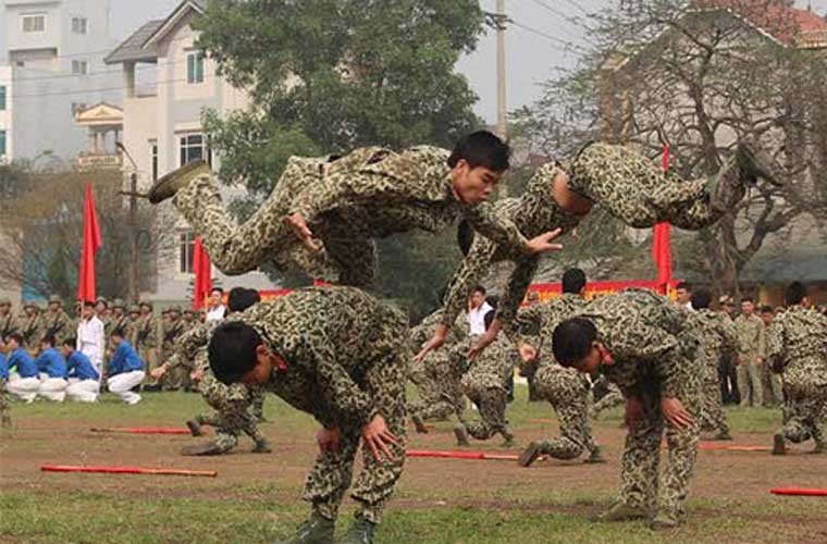 Các chiến sĩ Đặc công Việt Nam trình diễn võ thuật trong lễ kỷ niệm 48 năm ngày thành lập Binh chủng Đặc công (19-3-1967/19-3-2015) tại Trường Sĩ quan Đặc công sáng 18/3.