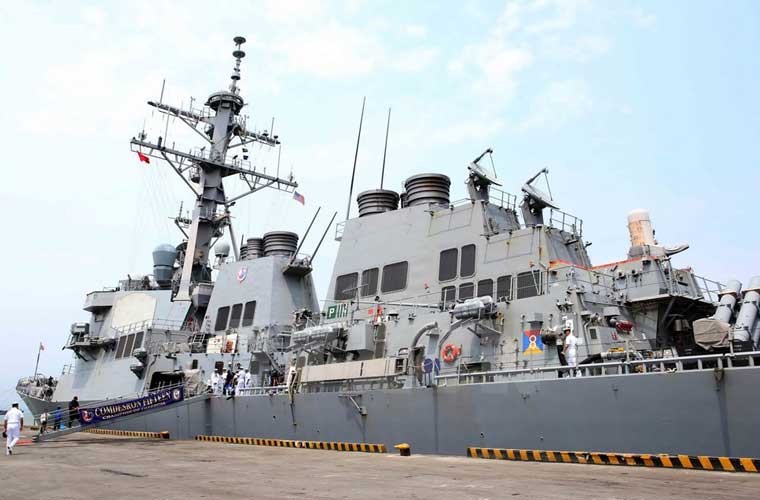 Trưa 6/4, 2 tàu Hải quân Mỹ gồm tàu khu trục USS Fitgerald (DDG-62) và tàu chiến đấu ven biển USS Fort Worth (LCS-3) do đại tá Lê Bá Hùng (người Mỹ gốc Việt) chỉ huy đã cập Cảng Đà Nẵng, bắt đầu  chuyến thăm hữu nghị thành phố Đà Nẵng. Trong ảnh, tàu khu trục USS Fitgerald (DDG-62) có lượng giãn nước toàn tải 8.900 tấn, dài 154m, rộng 20m, mớn nước 9,4m. Ảnh: Vietnamplus