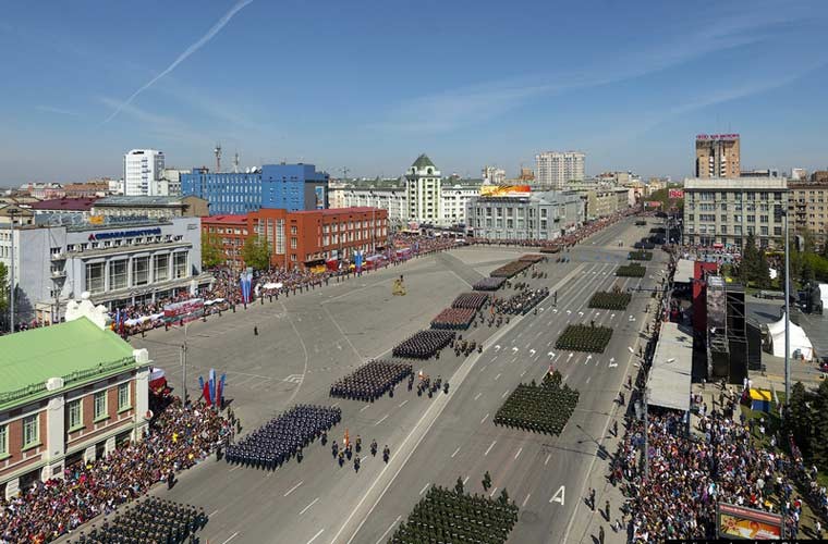 Ngoài Moscow,  Quân đội Nga trong ngày 9/5 cũng có duyệt binh lớn ở Novosibirsk với sự tham gia của 3.000 binh sĩ, 60 đơn vị xe cơ giới và 13 máy bay, trực thăng. Tuy nhỏ hơn qui mô cuộc duyệt binh trên Quảng trường Đỏ nhưng độ hoành tráng, đẹp mặt thì không hề thua kém.