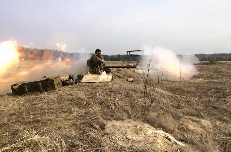 Dù cho miền Đông đang có dấu hiệu tạm lắng, nhưng  Quân đội Ukraine vẫn tiếp tục tăng cường huấn luyện binh sĩ. Có lẽ nhằm chuẩn bị cho cuộc tấn công hoặc cuộc xung đột mới trong tương lai ở miền Đông.