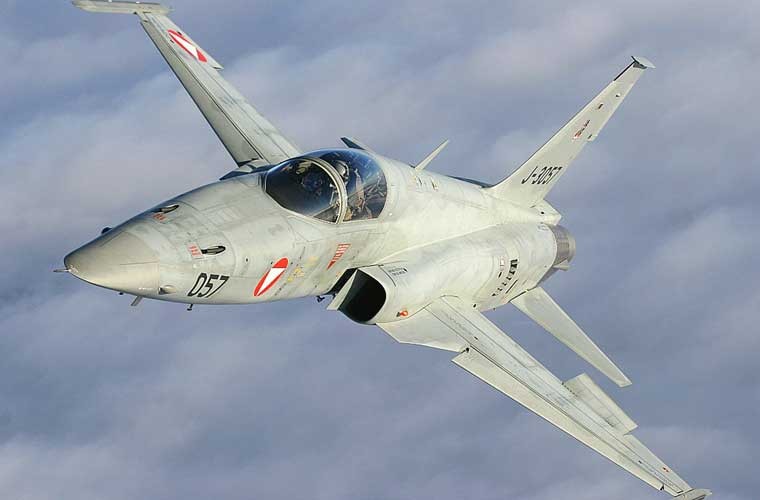  Máy bay tiêm kích F-5E Tiger II là thế hệ hai của dòng tiêm kích hạng nhẹ F-5 do công ty Northrop sản xuất vào đầu những năm 1970 nhằm giành hợp đồng Máy bay Tiêm kích Quốc tế (IFA) mà chính quyền Mỹ đưa ra lúc đó.