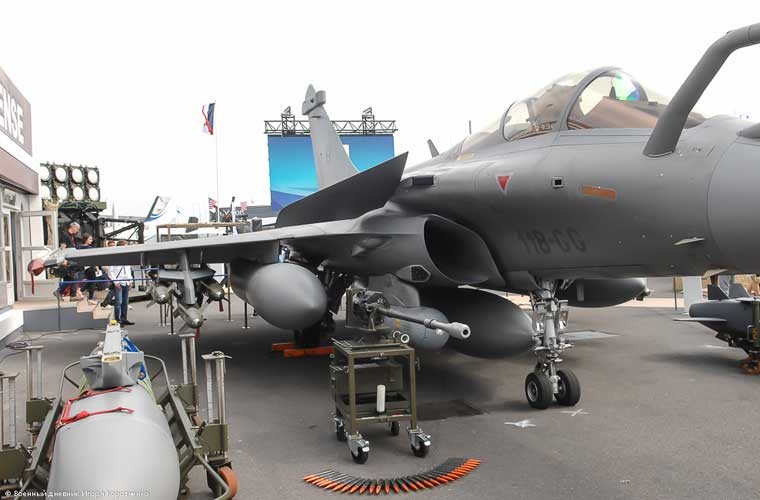 Tại triển lãm Paris Air Show 2015, Không quân đã trưng bày bộ  vũ khí của tiêm kích Rafale giới thiệu tới các đoàn khách thăm quan của hàng trăm quốc gia. Rafale là một trong những tiêm kích thế hệ 4 mang nhiều vũ khí nhất hiện nay với tổng trọng lượng lên tới 9,5 tấn, lắp trên 14 giá treo ở cánh và thân.