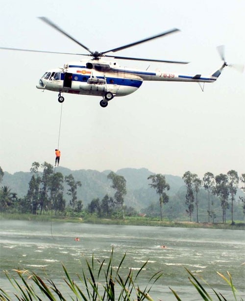 Chúng tôi đến  Lữ đoàn Đặc công Hải quân 126 vừa kịp lúc cán bộ, chiến sĩ của đơn vị hoàn thành khóa huấn luyện đặc biệt trở về. Những khuôn mặt đều sạm đi vì sóng gió, nhưng ai cũng nở nụ cười rạng rỡ mừng thắng lợi của đợt huấn luyện. Ảnh: Luyện tập đổ bộ đường không.