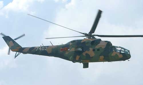 Sờ tận tay “xe tăng bay” Mi-24 của KQND Việt Nam