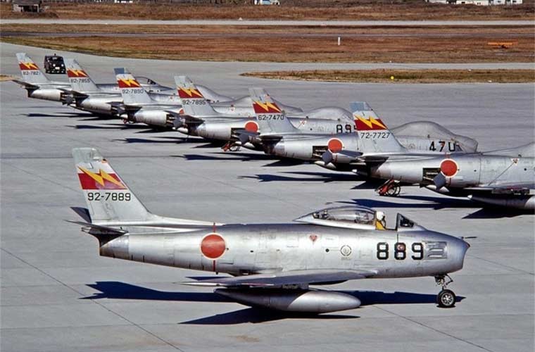 Sau Chiến tranh Thế giới thứ hai, Lực lượng Phòng vệ trên không Nhật Bản (JASDF) chủ yếu sử dụng các loại máy bay chiến đấu Mỹ. Một trong những mẫu chiến đấu cơ chủ lực mà Nhật Bản trang bị số lượng rất lớn là  tiêm kích đánh chặn F-86 Sabre.