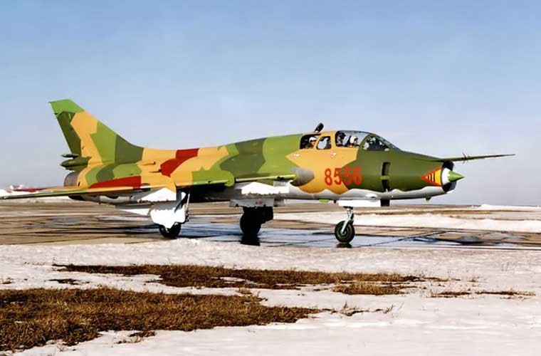 Trong tuần qua, một trang mạng Ukraine đã tiết lộ loạt ảnh máy bay Su-22 Việt Nam bay thử nghiệm sau sửa chữa, nâng cấp tại Ukraine. Không rõ thời điểm chụp các bức ảnh này, một số nguồn cho rằng là từ năm 2007. Đây là một trong những bức  ảnh quân sự ấn tượng, đáng nghi nhất trong tuần vừa qua.