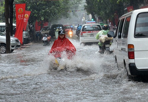 Hà Nội đang mưa lớn, có thể ngập lụt nhiều nơi