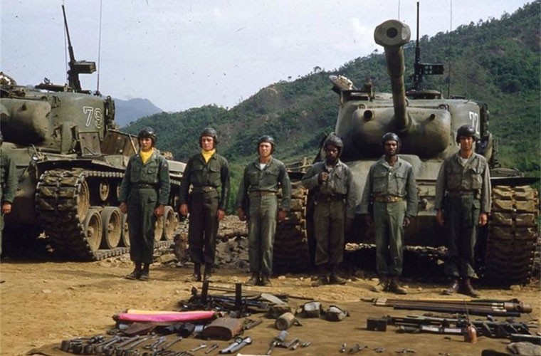 Trong  Chiến tranh Triều Tiên, ngoài các xe tăng hạng trung M4 Sherman và M26 Preshing, Quân đội Mỹ còn triển khai loại xe tăng M46 Patton được chế tạo sau Chiến tranh Thế giới thứ 2. Đây được xem là mẫu tăng hiện đại nhất của người Mỹ trong Chiến tranh Triều Tiên (1950-1953). Ảnh: Kíp lái tăng M46 Patton tại một doanh trại quân đội Mỹ trên bán đảo Triều Tiên.