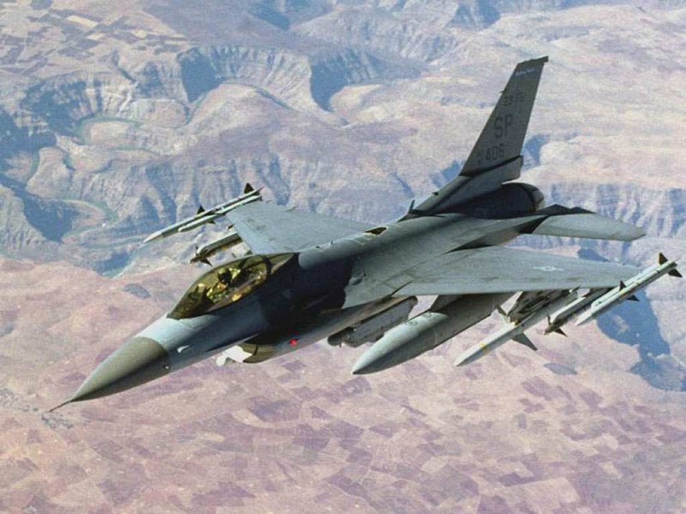 Ảnh nóng: F-16 Mỹ vứt sạch vũ khí chạy trốn Taliban