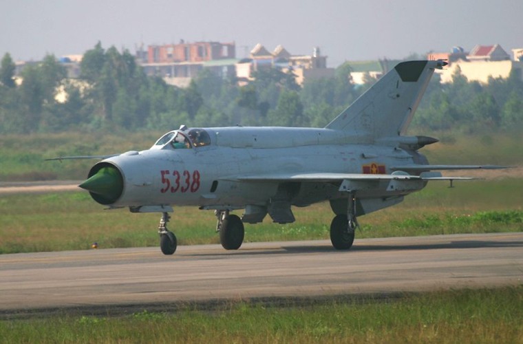 Theo hãng thông tấn Sputnik, các  máy bay tiêm kích MiG-21 mà Liên Xô viện trợ cho Việt Nam trong kháng chiến chống Mỹ và sau này được vận chuyển bí mật bằng đường hàng không thay vì đường sắt qua Trung Quốc như một số loại khí tài khác (gồm súng ống, pháo, xe tăng…). Đường bay cũng không bay qua lãnh thổ Trung Quốc.