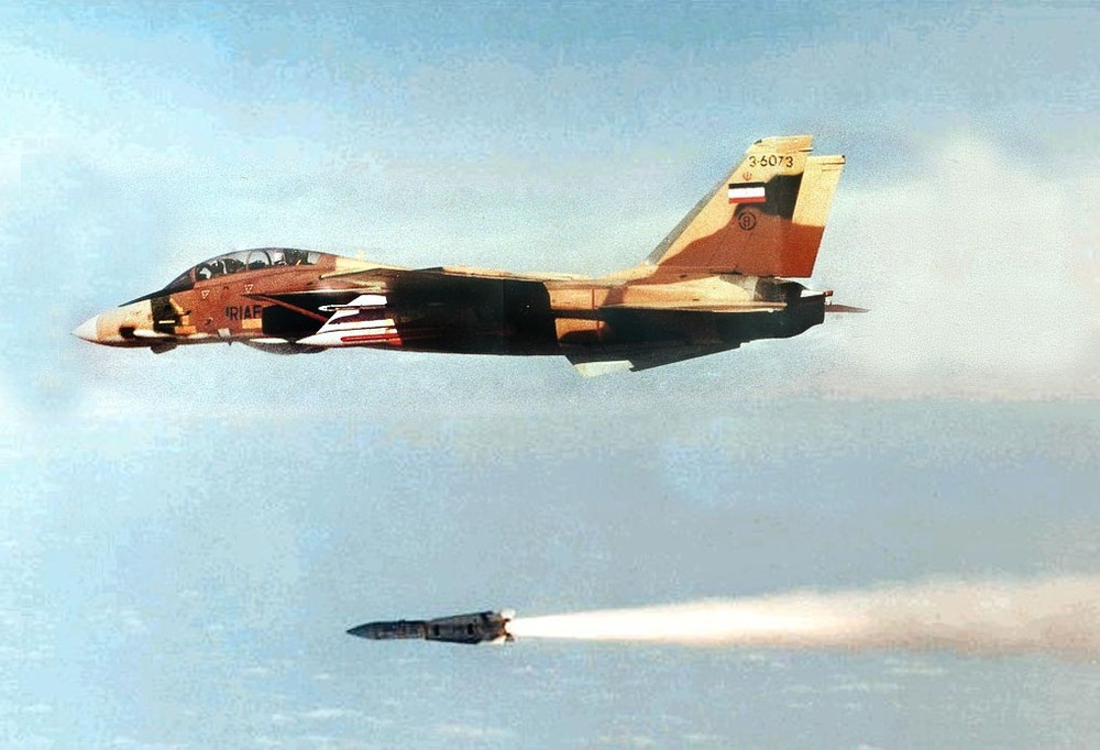 AIM-54 Phoenix là loại tên lửa không đối không nguy hiểm nhất của Không quân Iran hiện nay, có tầm bắn lên tới 190km. Với loại vũ khí này, Iran có thể bắn hạ được các loại máy bay ném bom chiến lược của Mỹ hay những cỗ máy do thám điện tử - bộ chỉ huy trên không tối tân bậc nhất thế giới như E-3 Sentry....