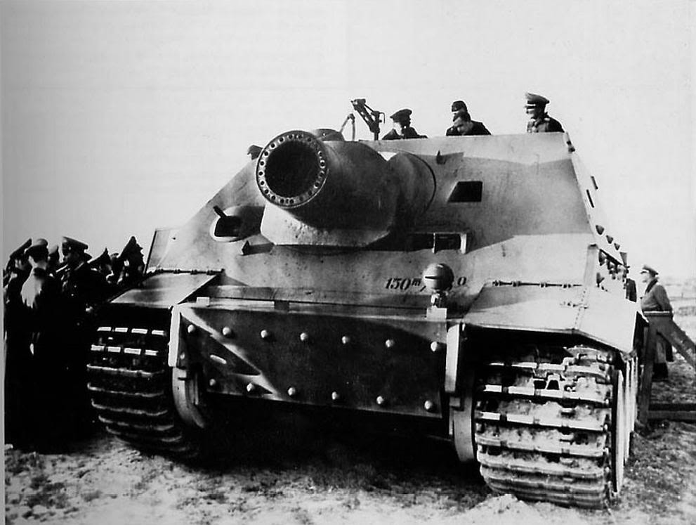 Được tung ra chiến trường năm 1944, tưởng như  pháo tự hành Sturmtiger sẽ đem lại ưu thế cho quân đội phát xít vốn bị thiệt hại nặng nề, bị đẩy lúc khắp các mặt trận. Thế nhưng, Sturmtiger lại đem tới những cơn ác mộng cho chính những đơn vị quân ta.