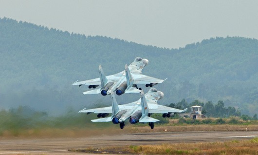 Vừa qua, các máy bay tiêm kích Su-27 của Trung đoàn Không quân 925 đã tiến hành cuộc diễn tập bắn, ném bom mục tiêu mặt đất cùng các đơn vị khác của Sư đoàn không quân 372. Ảnh: Tiêm kích Su-27 thuộc Trung đoàn 925 xuất kích thực hiện nhiệm vụ bắn, ném bom tiêu diệt mục tiêu ban ngày. Nguồn ảnh: MOD.