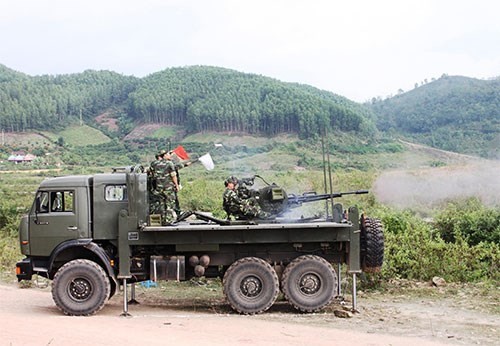 Trong bài viết mới đây về đề tài nghiên cứu chế tạo pháo phòng không tự hành ZU-23-2 của Viện Kỹ thuật cơ giới quân sự (KTCGQS) thuộc Tổng cục Kỹ thuật được đăng tải trên báo Quân đội Nhân dân Online đã đề cập tới việc sử dụng khung gầm đặc chủng Kamz-43118 lắp đặt các loại pháo mặt đất 105mm, 122mm, 130mm, 152mm và tích hợp các hệ thống hiện đại thành một tổ hợp pháo tự hành hoàn chỉnh. Ảnh: Tổ hợp phòng không tự hành 23mm 2 nòng trên khung gầm Kamaz-43118.