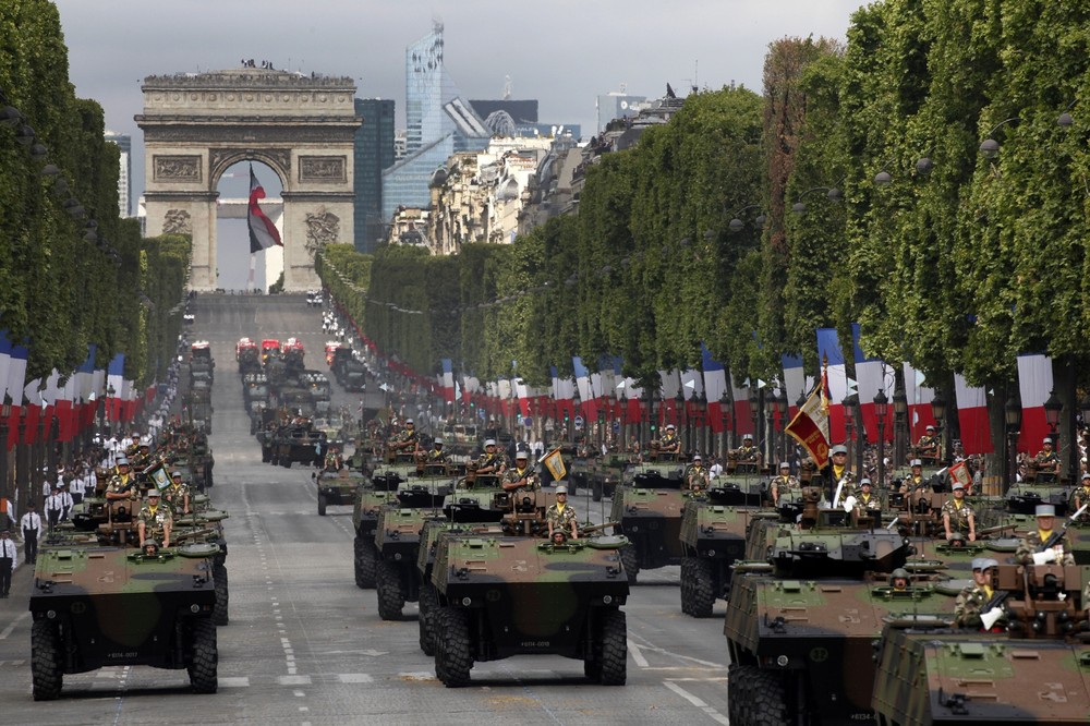 Trong ngày hôm nay (14/7),  Quân đội Pháp sẽ tiến hành cuộc duyệt binh lớn kỷ niệm ngày Bastille Day với sự tham gia của hàng nghìn binh sĩ cùng hàng loạt công nghệ vũ khí "khủng", trong đó có nhiều loại vũ khí lần đầu tiên được giới thiệu.