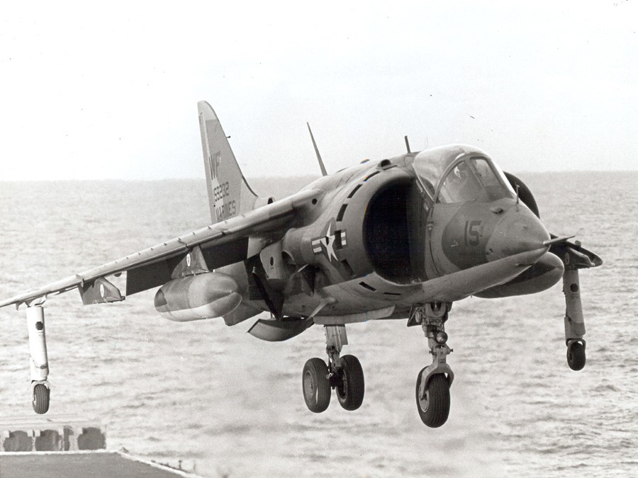 Sau tiện dụng nhờ khả năng cất/ hạ cánh thẳng đứng đặc biệt của Harrier G.R.1 trong Không quân Hoàng gia Anh đã “hút hồn” Thủy quân Lục chiến Mỹ (US Marine Corp). TQLC Mỹ luôn muốn một  máy bay chiến đấu cánh cố định có thể hỗ trợ cho lực lượng mặt đất nhanh chóng và tức thời, có thể cất cánh từ tàu sân bay đổ bộ ngoài khơi cách xa bờ biển, không cần tàu sân bay đổ bộ phải tiến đến gần bờ biển.