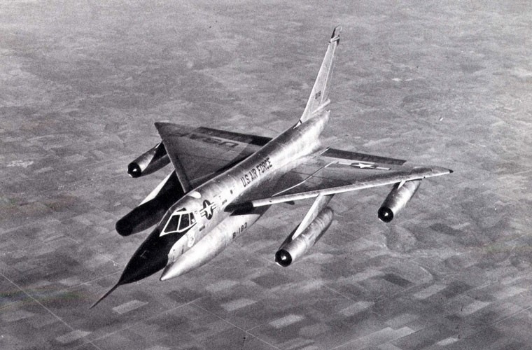 Đó là Convair B-58 Hustler - máy bay ném bom phản lực đầu tiên của Không lực Mỹ đạt được tốc độ siêu thanh Mach 2. Chiếc máy bay được phát triển cho Bộ chỉ huy Không quân chiến lược Không quân Mỹ vào cuối những năm 1950.