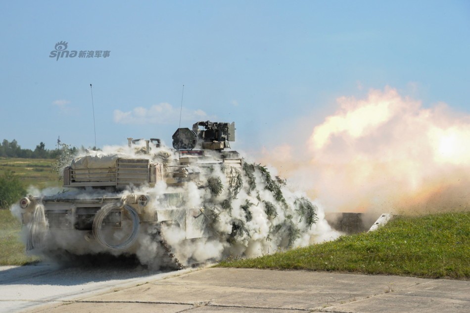 Hình ảnh tuyệt đẹp khoảnh khắc  xe tăng M1A1 Abrams của Lục quân Mỹ khai hỏa.