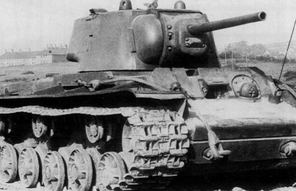 KV-1 là mẫu xe tăng hạng nặng huyền thoại của Liên Xô trong Chiến tranh thế giới thứ 2. Chúng thường được biết tới là một cỗ xe tăng rất lớn, nặng nề, chậm chạp nhưng bọc lớp giáp cực dày cùng khẩu pháo 76mm cực mạnh đủ sức hạ gục toàn bộ các xe tăng Đức giai đoạn đầu cuộc Chiến tranh Thế giới thứ 2. Trong khi đó, các khẩu pháo chống tăng của Đức thời bấy giờ hầu như bất lực trước giáp KV-1, ngoại trừ khẩu pháo cao xạ 88mm Flak.