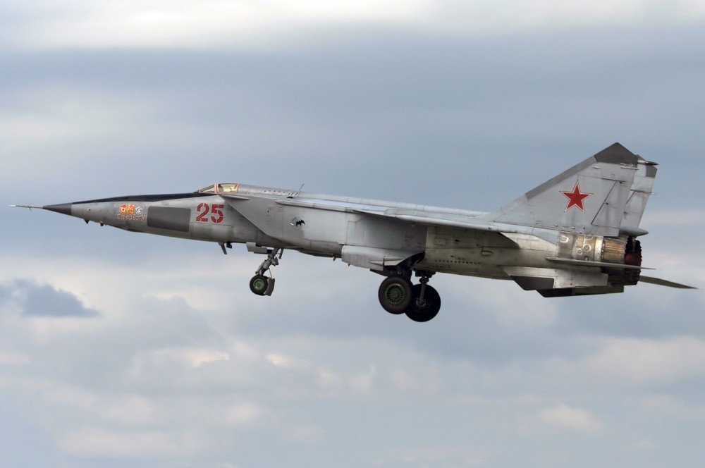 MiG-25 là tiêm kích đánh chặn tốc độ cao do OKB MiG phát triển từ đầu những năm 1960, chính thức triển khai năm 1970. Với tốc độ tối đa là Mach 3.2, một rada cực mạnh và 4 tên lửa không đối không, MiG-25 lúc mới xuất hiện đã khiến nhiều nhà phân tích và chuyên gia quân sự Phương Tây phải hốt hoảng.