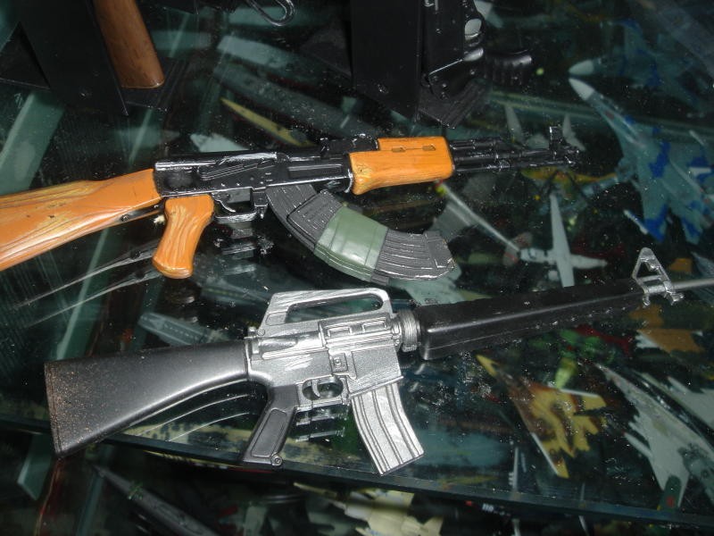 M16 và AK-47 là hai đại diện tiêu biểu cho triết lý súng trường tấn công của hai nền công nghiệp quốc phòng hàng đầu thế giới. Mỗi súng có điểm mạnh và yếu riêng. AK-47 có hỏa lực mạnh, bền bỉ trong chiến đấu, dễ sản xuất và bảo trì, trong khi M16 lại có tính chính xác cao tấm bắn xa và tốc độ bắn cao, vậy nếu kết hợp hai thế mạnh của loại súng này thì sẽ thế nào?