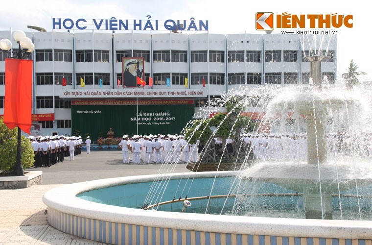 Lễ khai giảng năm học mới của  Học viện Hải quân Việt Nam diễn ra trong không khí trang nghiêm, long trọng, nhưng cũng không kém phần hoành tráng.