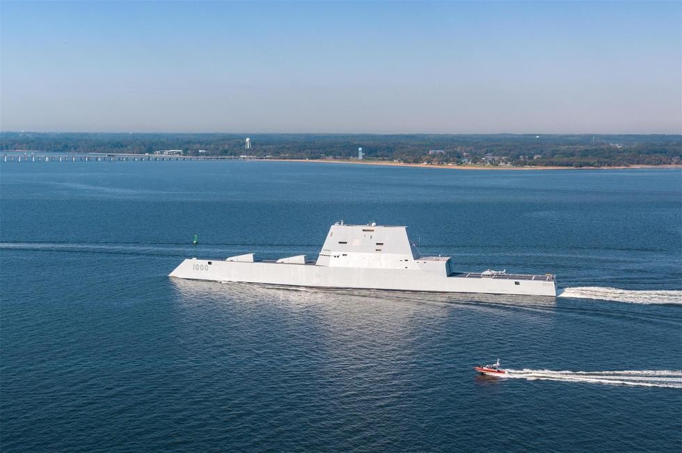 Ngay sau khi được biên chế chính thức vào hôm 15/10,  khu trục hạm DDG-1000 USS Zumwalt đã có “ngày đi làm đầu tiên” cực kỳ hoành tráng cùng đồng đội. Nguồn ảnh: QQ