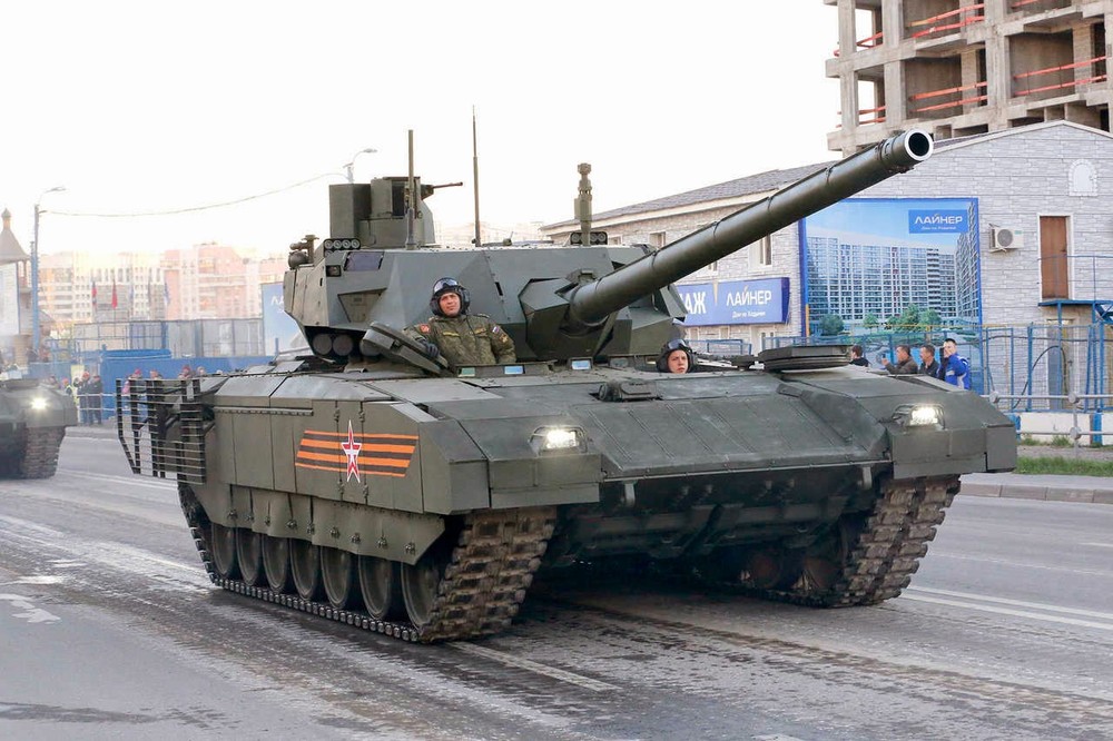 Theo Izvestia, các  xe tăng T-72 và T-90 sẽ có các bộ phận điện tử mới nhất của hệ thống điều khiển hỏa lực từ xe tăng T-14 Armata. Chúng gồm thiết bị tự động bám mục tiêu ASTs và blok tính toán VB cho phép tiêu diệt hầu như với xác suất 100% trang bị kỹ thuật chiến đấu địch ngay từ phát bắn đầu tiên thậm chí trong điều kiện tầm nhìn bằng không. Nguồn ảnh: Wiki