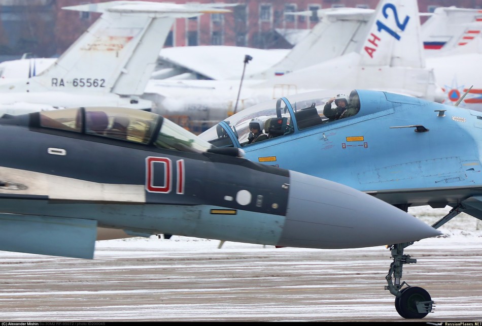 Một hình ảnh của nhiếp ảnh gia Nga đăng tải trên trang tổng hợp ảnh hàng không Russian plane.nets cho thấy một phi công ngồi trước cầm lái chiếc tiêm kích Su-30 có vóc dáng người châu Á. Trong khi viên phi công ngồi sau chắc chắn là người Nga. Các trang mạng Trung Quốc tin rằng, đó là một trong 4 phi công Không quân Trung Quốc đang được đào tạo để vận hành tiêm kích Su-35 hiện đại tại Nga. Nguồn ảnh: Russian plane.nets