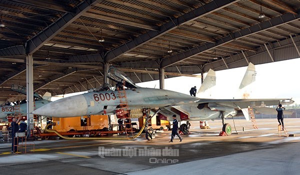 Máy bay Su-27 do Liên Xô sản xuất, thuộc biên chế của Không quân Việt Nam và giữ vai trò quan trọng trong việc bay huấn luyện cũng như bảo vệ bình yên bầu trời Tổ quốc. Ảnh: Kiểm tra kỹ thuật  tiêm kích Su-27 trước khi cất cánh....