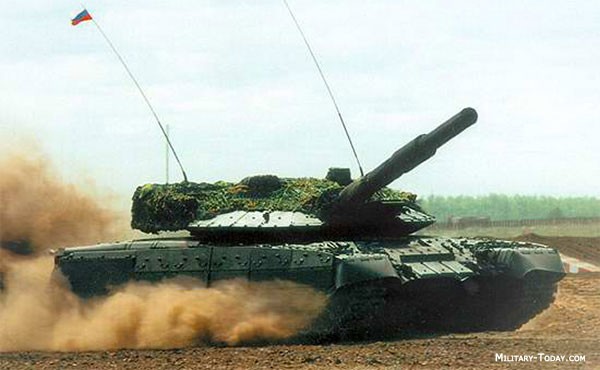 Nhằm tìm kiếm một giải pháp thay thế dòng tăng T-72 và T-80, ngay từ cuối những năm 1980, Liên Xô đã giao cho các nhà máy, các cục thiết kế dự án phát triển xe tăng mới. Chương trình này “vắt” qua Liên bang Nga khi Liên Xô sụp đổ. Hai dự án đã được ra đời, đầu tiên là mẫu xe tăng T-95 (Object 195) do cơ sở nghiên cứu ở Nizhny Tagil thiết kế, nhà máy Uralvagonzavod sản xuất. Và đề án còn lại là Black Eagle (Đại bàng đen) hay còn gọi là Object 640 hoặc T-80UM2 do cục thiết kế Kirov (LKZ) thực hiện. Sau khi LKZ đóng cửa, Black Eagle được bàn giao cho cục thiết kế KBTM ở Omsk vào cuối những năm 1990. Nguồn ảnh: Military-Today