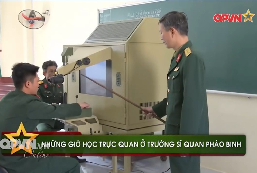 Một trong những thành tựu lớn phát triển vũ khí, khí tài phục vụ huấn luyện, sẵn sàng chiến đấu trong toàn quân của công nghiệp quốc phòng Việt Nam là việc phát triển, sản xuất được nhiều hệ thống mô phỏng vận hành các loại vũ khí có trong trang bị. Việc dùng hệ thống mô phỏng cho phép tiết kiệm đáng kể chi phí bắn đạn thật, trong khi đảm bảo việc thực hành bắn tốt cho học viên. Ảnh: Hệ thống mô phỏng bắn  tên lửa chống tăng B-72 do Viện Khoa học và Công nghệ quân sự thiết kế chế tạo. Nguồn ảnh: Kênh Quốc phòng Việt Nam