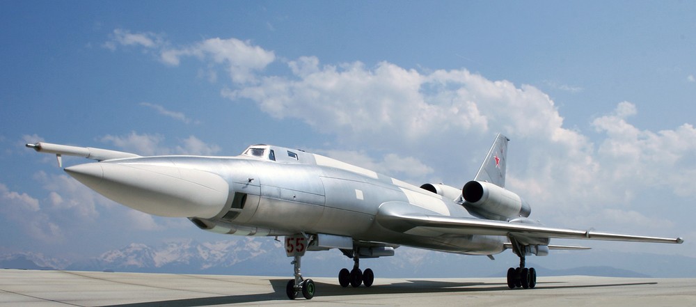 Tupolev Tu-22 Blinder là  máy bay ném bom - trinh sát phản lực siêu âm được chế tạo dưới thời Liên Xô giai đoạn 1960 – 1969 với tổng số 311 chiếc xuất xưởng nhằm thay thế cho loại Tu-16 Badger. Ảnh Airlines.net