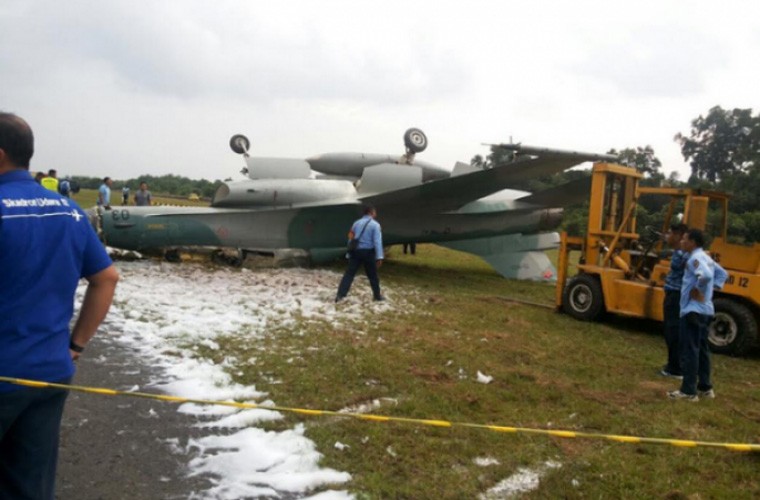 Chiều ngày 14/3, một chiếc  tiêm kích F-16 của Không quân Indonesia đã gặp nạn trong quá trình hạ cánh xuống căn cứ không quân Roesmin Nurjadin (ở Pekanbaru, Riau). Nguồn ảnh: Rappler