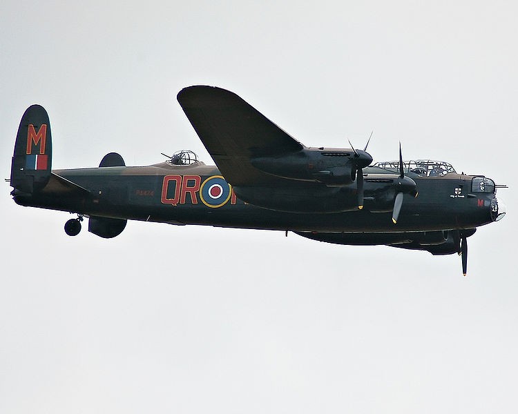 Avro Lancaster là một trong những máy bay ném bom hạng nặng mạnh nhất trong Chiến tranh thế giới thứ 2, có thể sánh ngang với "pháo đài bay" B-17, B-29 của Mỹ. Còn ở châu Âu, Lancaster được coi là máy bay ném bom lớn nhất, mạnh nhất, vượt xa bất kỳ dòng oanh tạc cơ nào của cả Liên Xô và phát xít Đức. Nguồn ảnh: Wikipedia